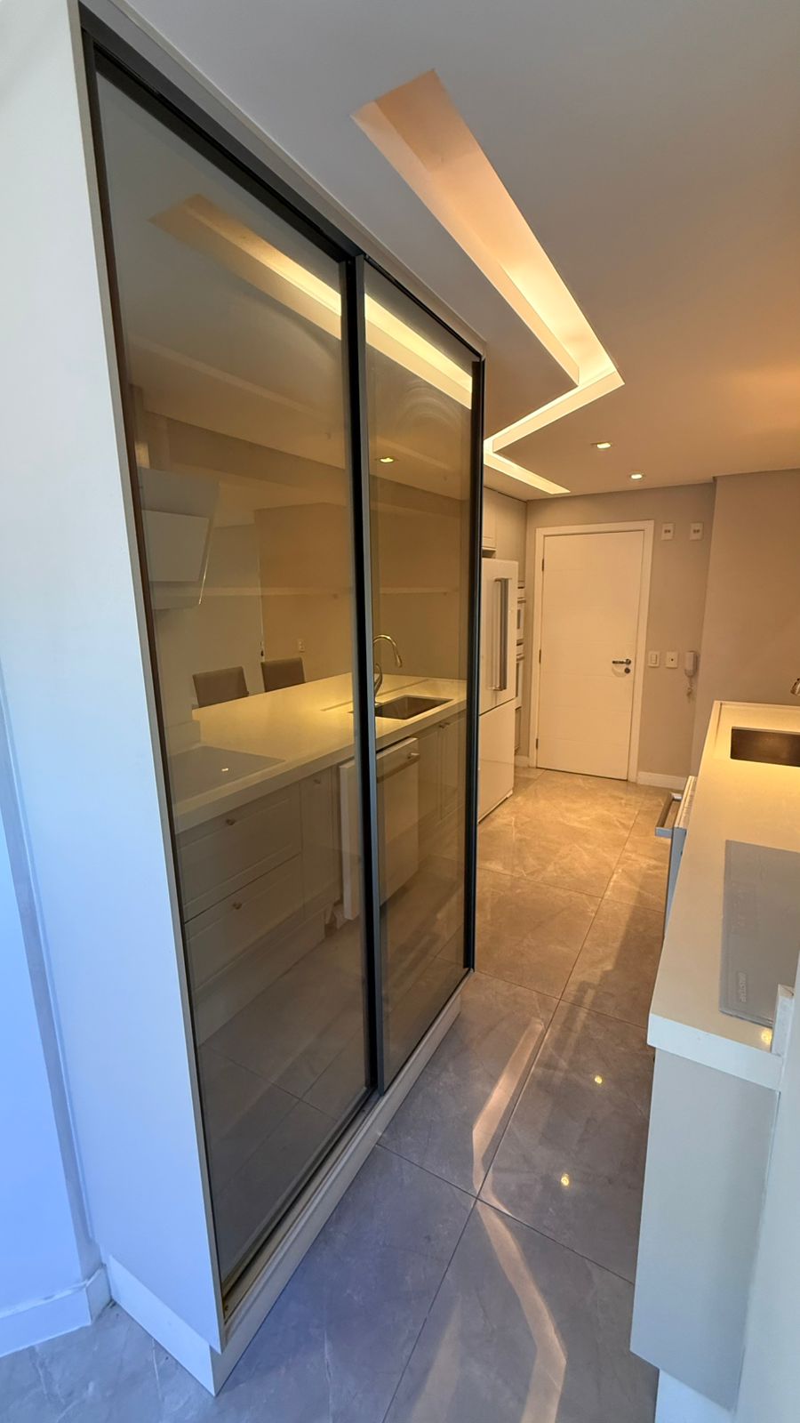 Cozinha planejada e integrada do apartamento no Edifício Panorama