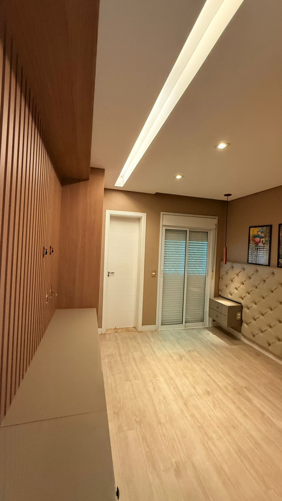 Quarto com armários e acabamento amadeirado