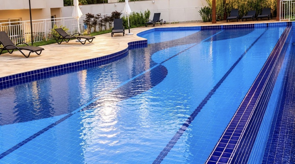 Piscina do Edifício Panorama com deck e espreguiçadeiras