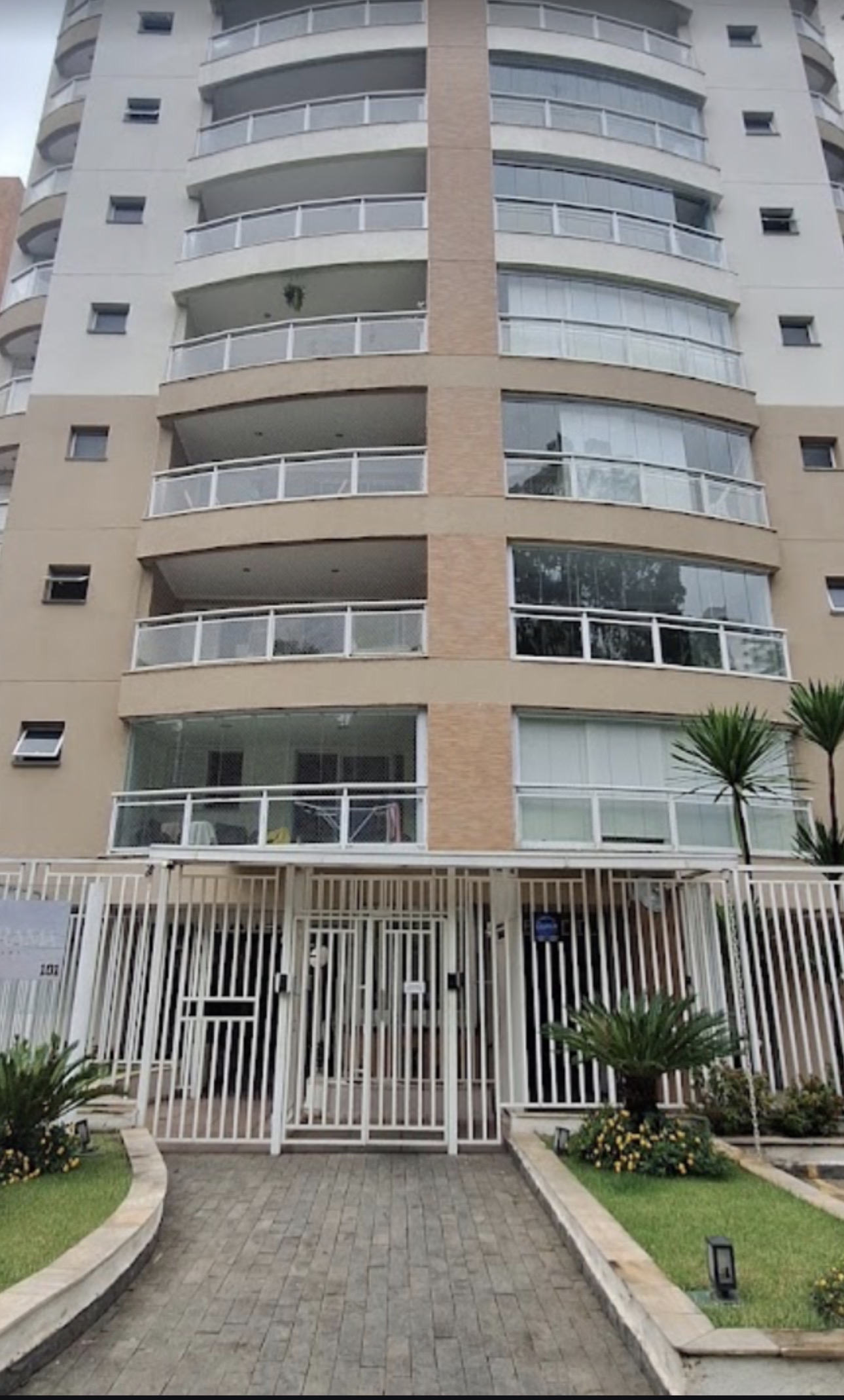 Fachada e entrada do Edifício Panorama na Vila Ema