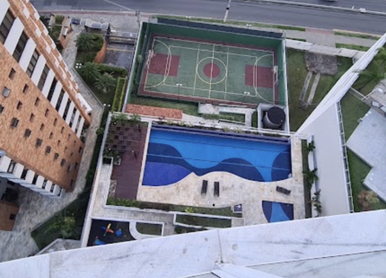 Vista superior da piscina, quadra e área de lazer do condomínio
